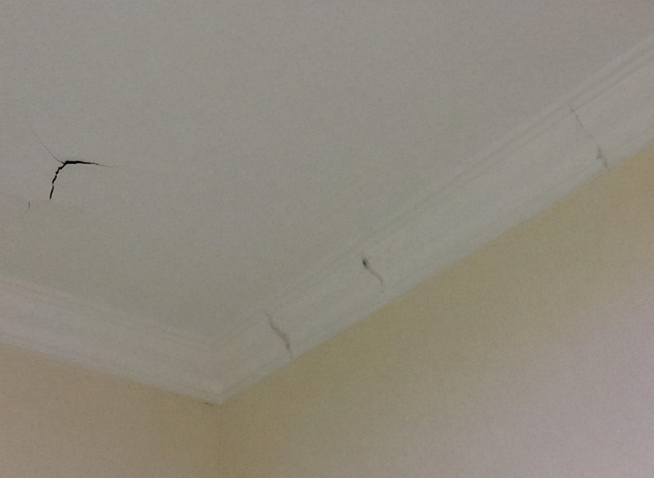 天花板为什么会掉皮,天花板掉皮可以贴什么处理