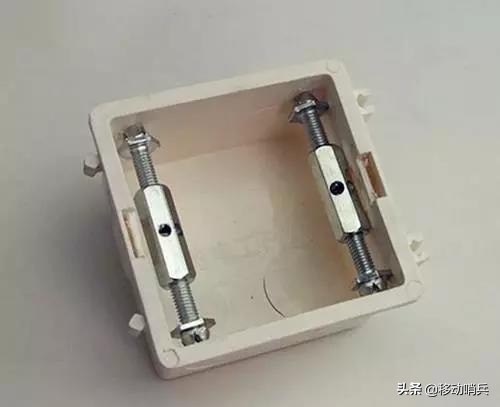 插座底盒损坏怎么办,插座底盒螺丝对不上