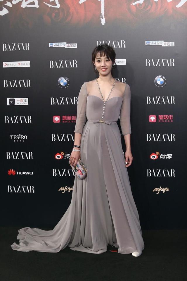 白百何穿红色深v裙子照片,白百何深v黑色裙图片