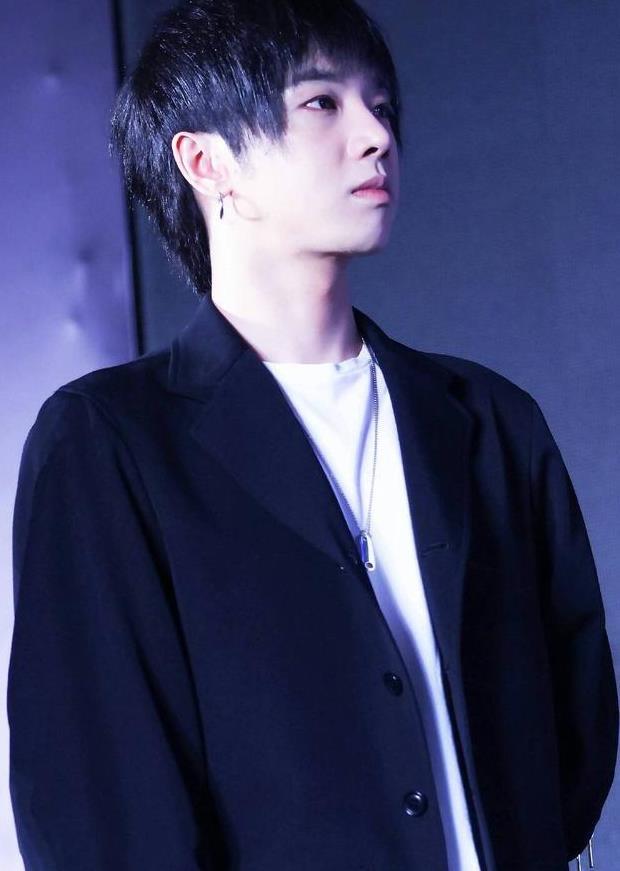 华晨宇阳光男孩,音乐鬼才华晨宇努力与天赋并存