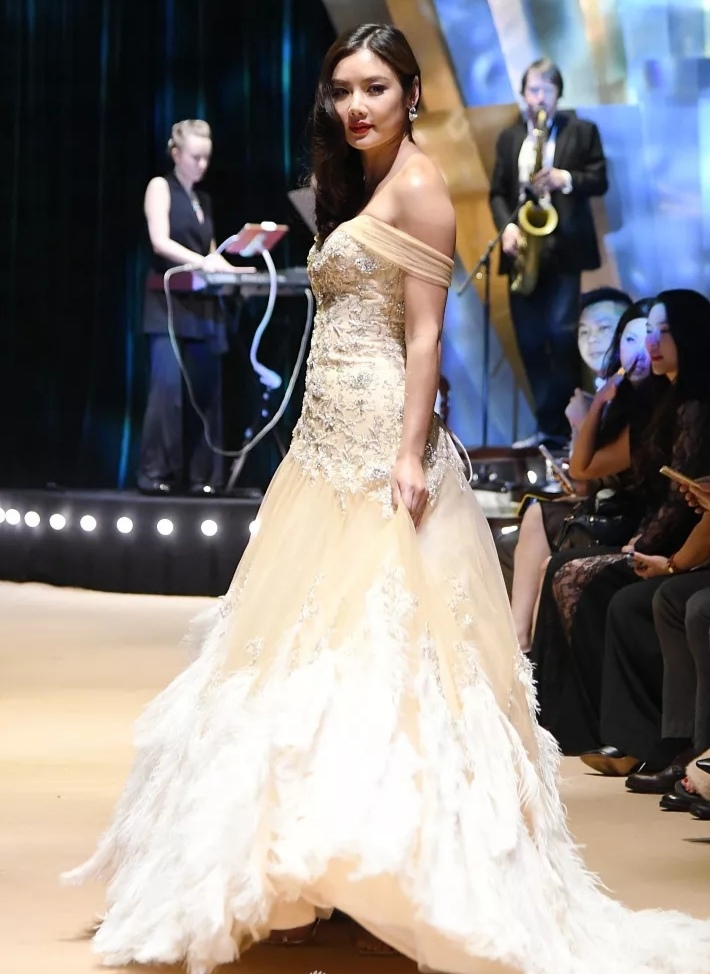 乐基儿40岁生日现场,乐基儿曝近照身材壮硕