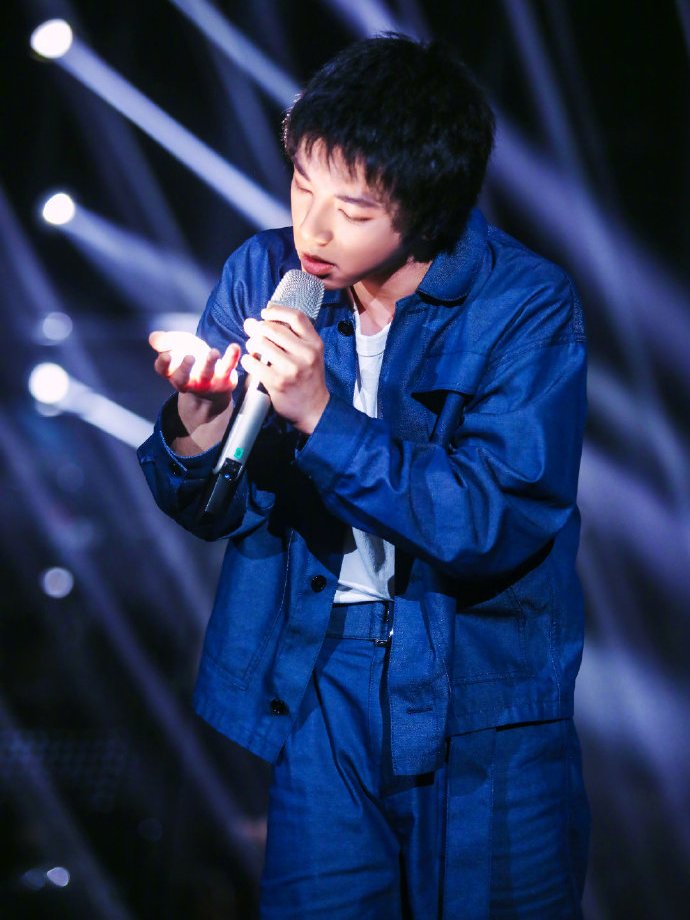 《歌手》取消现场大众听审团采用云录制，为什么不直接停播呢