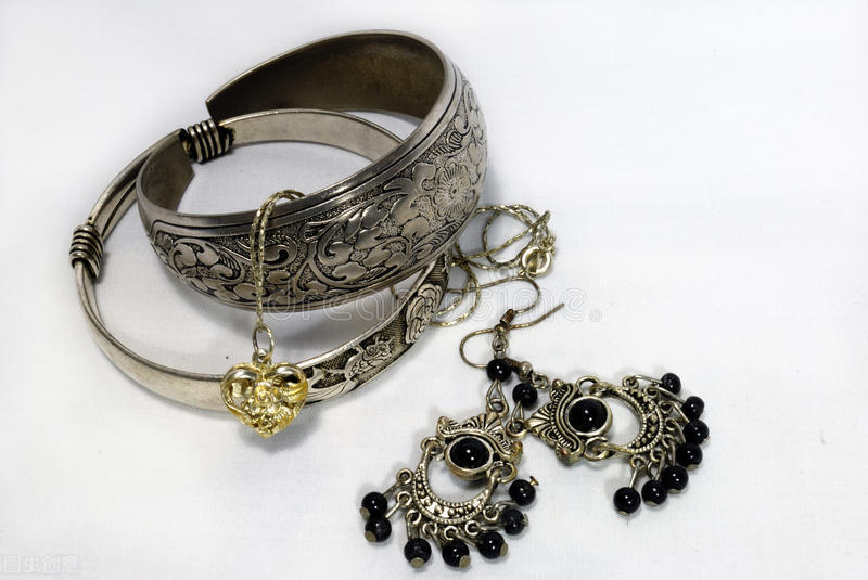 足金跟银饰一起佩戴,佩戴银饰有什么讲究禁忌