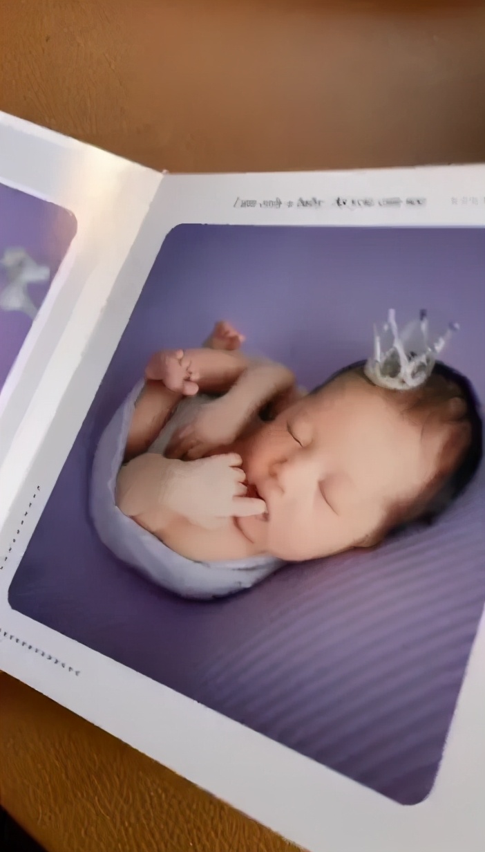 李亚男晒二胎女儿满月照，吸吮手指软萌可爱！附1-2月宝宝早教