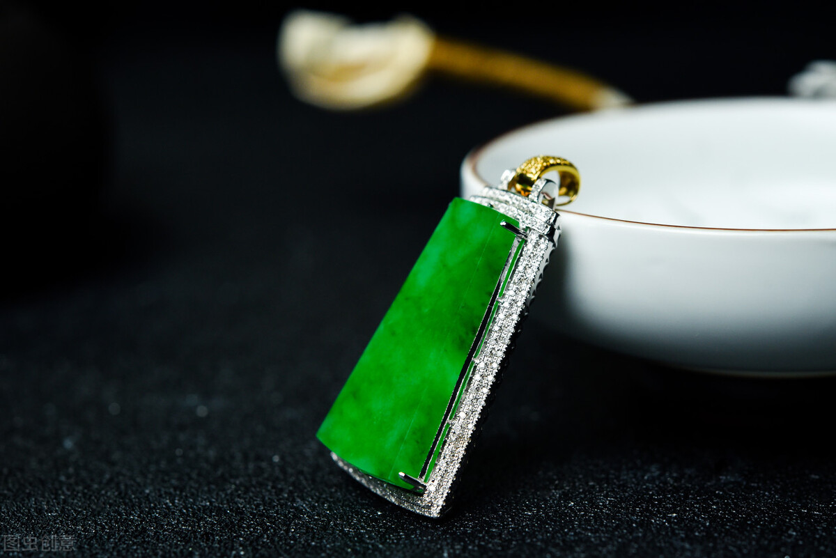 翡翠好还是岫玉好,翡翠和玉的区别什么翡翠好