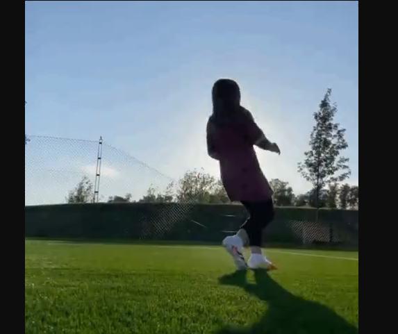 贝小七踢足球架势十足,贝家小七系鞋带图片