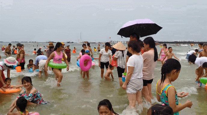 一望无际的人头太吓人了！这辈子第一次在银滩见那么多人