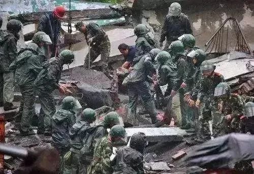 悼念512汶川地震俄罗斯姑娘,悼念512汶川地震图