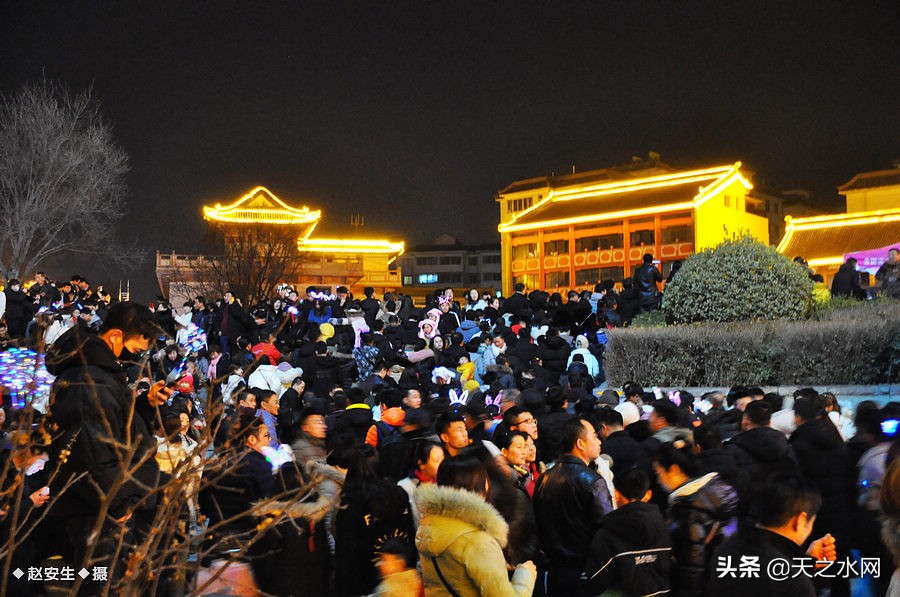 甘肃天水数万民众“上九朝观”祈福纳祥争烧头柱香！（组图）