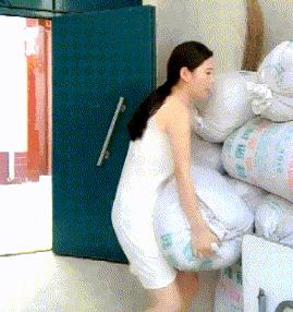 这只鹦鹉一直以为他是一只猴，所以每天都在重复做这个动作