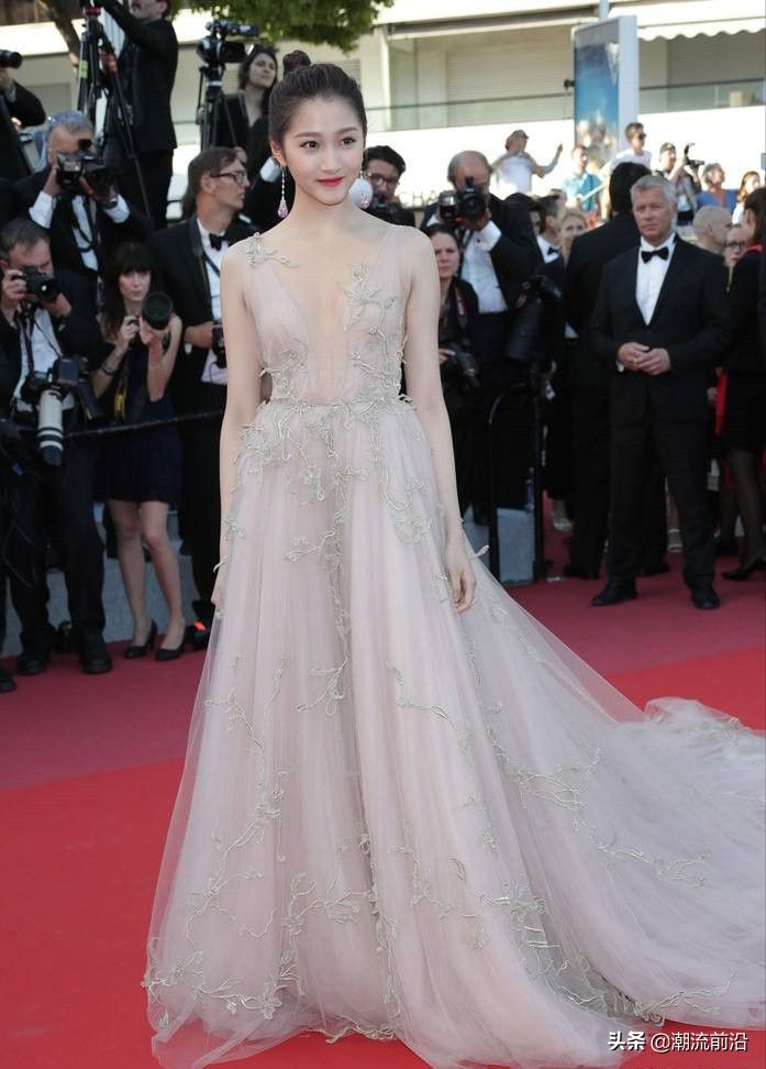 关晓彤衣品直线大衣洞洞裤,关晓彤最近衣品