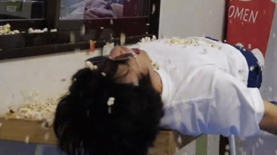 在房间里发射10000颗爆米花，这位日本人真是被居家隔离憋坏了