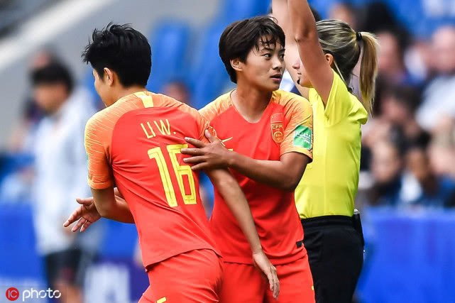 女足王霜点球视频,中国女足逆转晋级王霜拦球