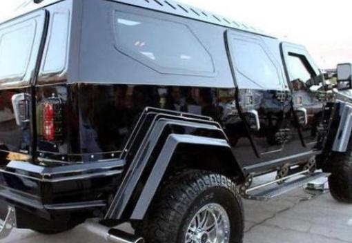 凶猛女司机不服交警拦车,女司机开越野车被交警拦