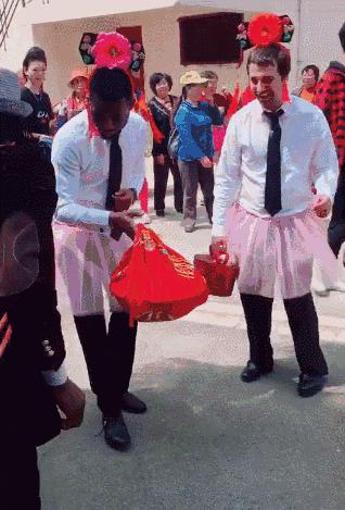 新郎接亲堵门游戏大全教程,接亲堵门游戏伴郎和新郎一起玩吗