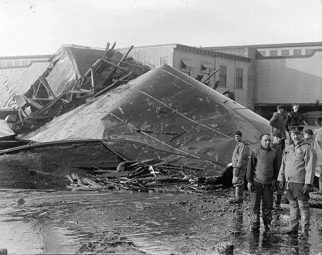 1万吨糖泄漏人像老鼠一样被粘住,上万吨糖蜜泄漏