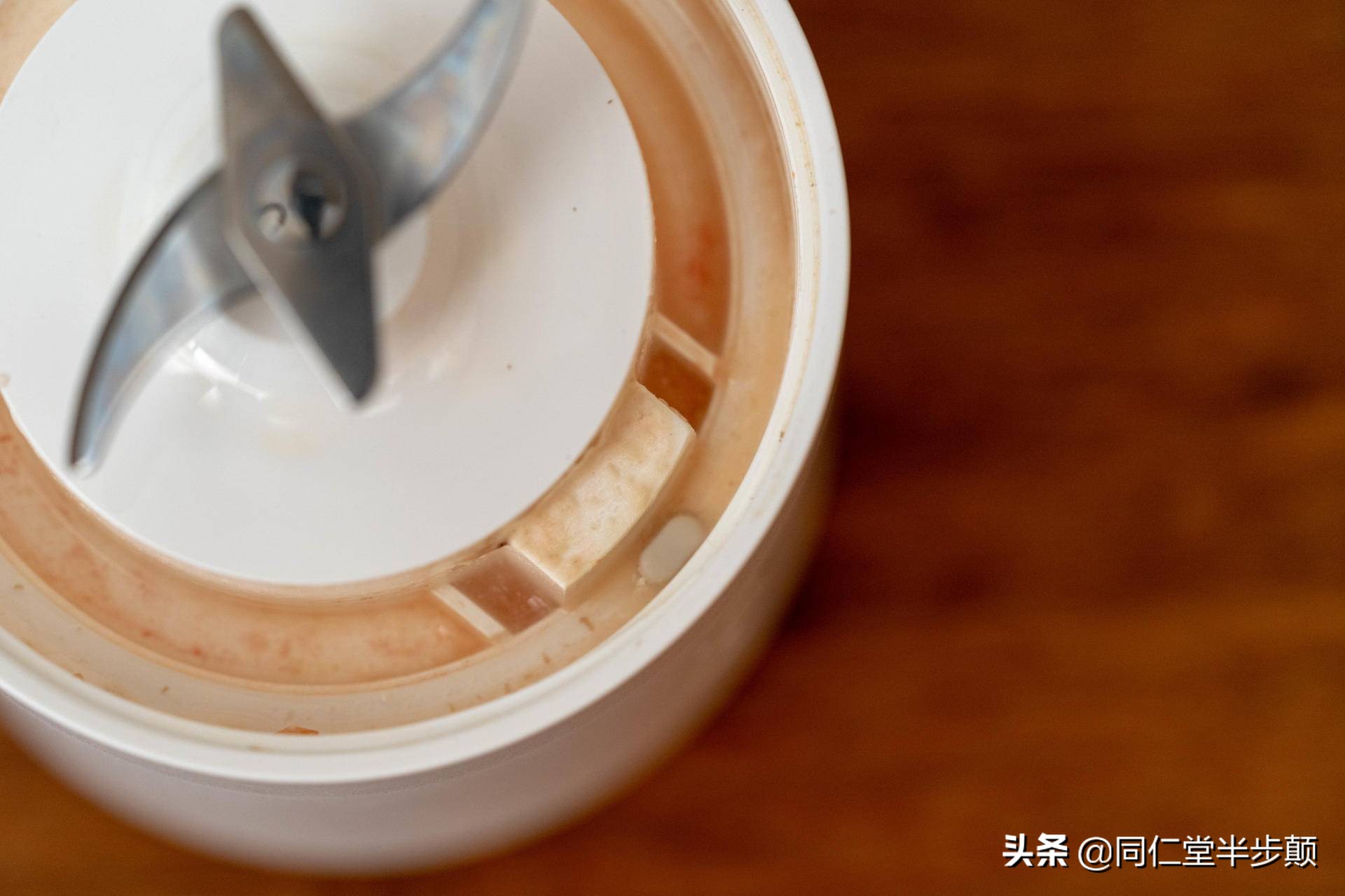 怎么用榨汁机榨果汁,如何用榨汁机榨出一杯好吃的果汁