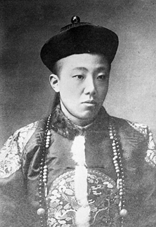 清朝灭亡后，王爷落魄成小贩，毛主席亲批：必须重用