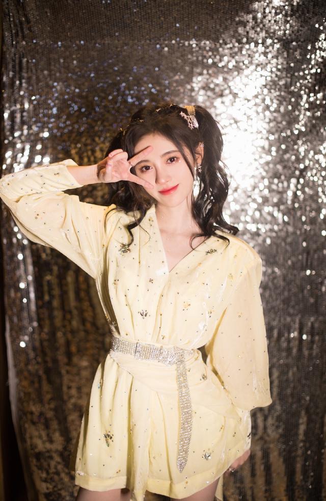 鞠婧祎半扎双马尾造型,鞠婧祎扎低双马尾