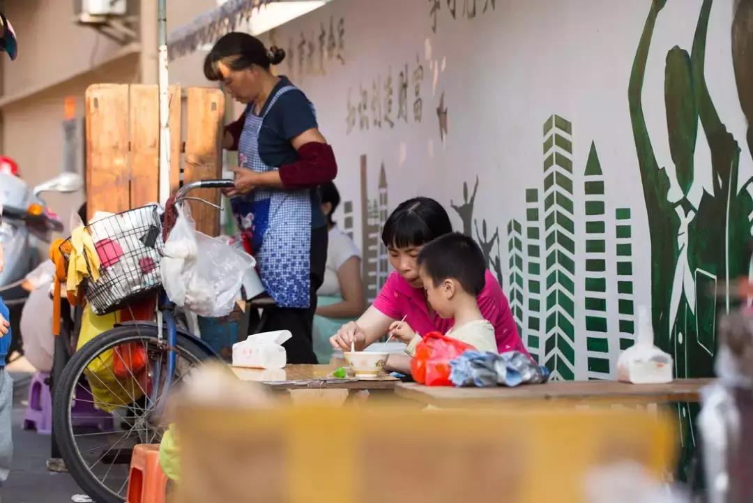 你们还记得学校门口的小吃摊儿么,小学生门口小吃摊物价究竟多离谱