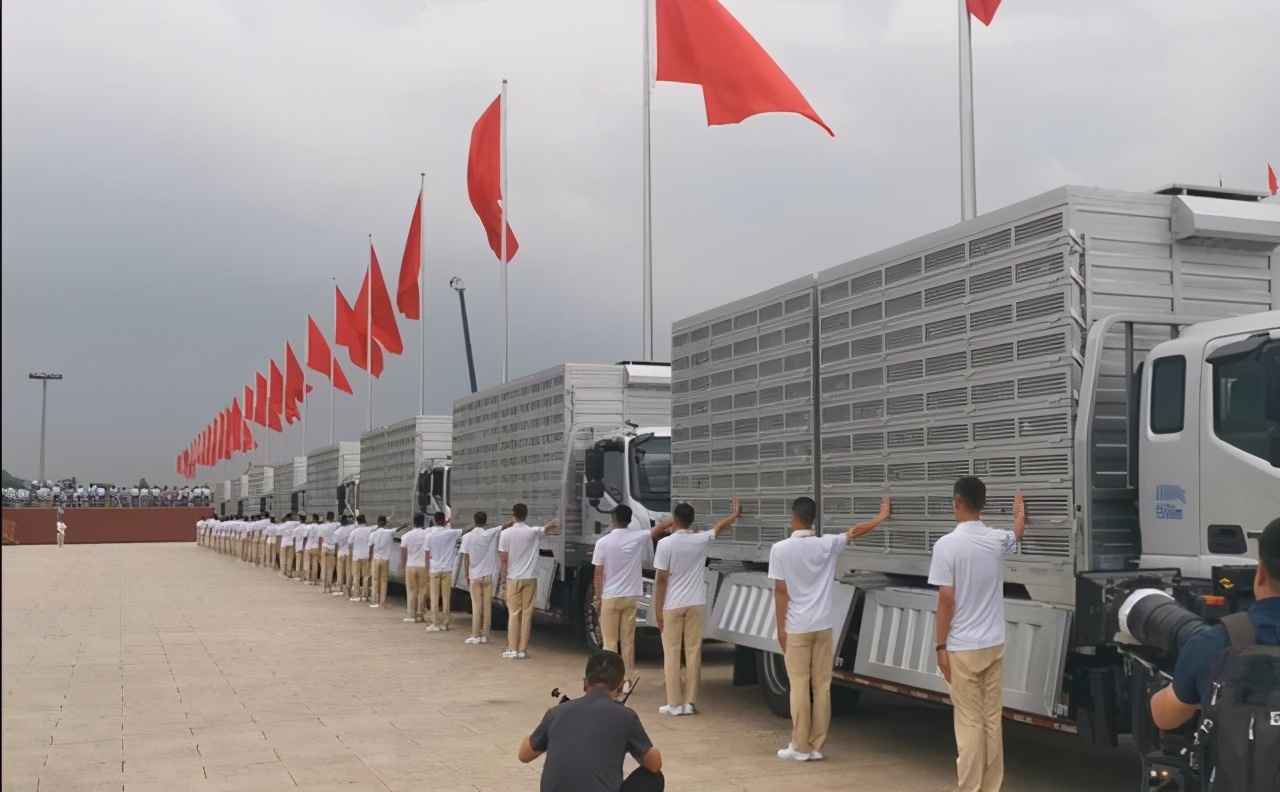 建党100周年放飞和平鸽,建党100周年鸽子放飞场面