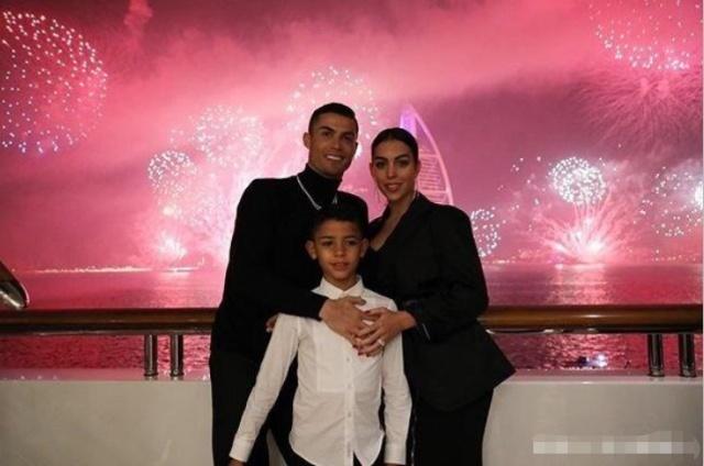 迷你罗穿白裤子和c罗合照,c罗晒与迷你罗合影