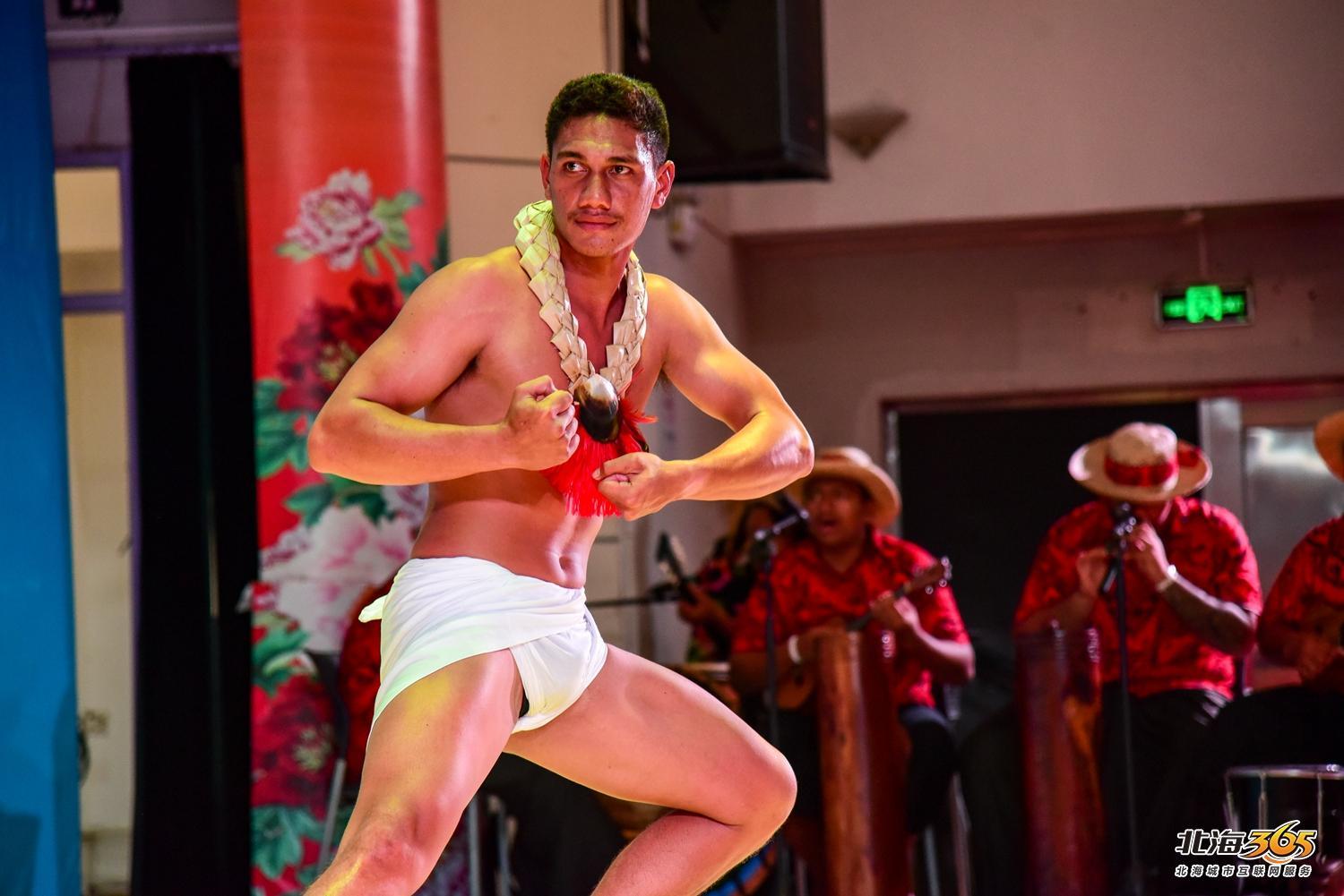 我在北海图书馆拍了一场特别的晚会，观众情不自禁跟着节奏动起来