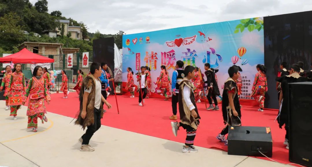 这个暑假，这群临时家长走进大山深处为爱增色