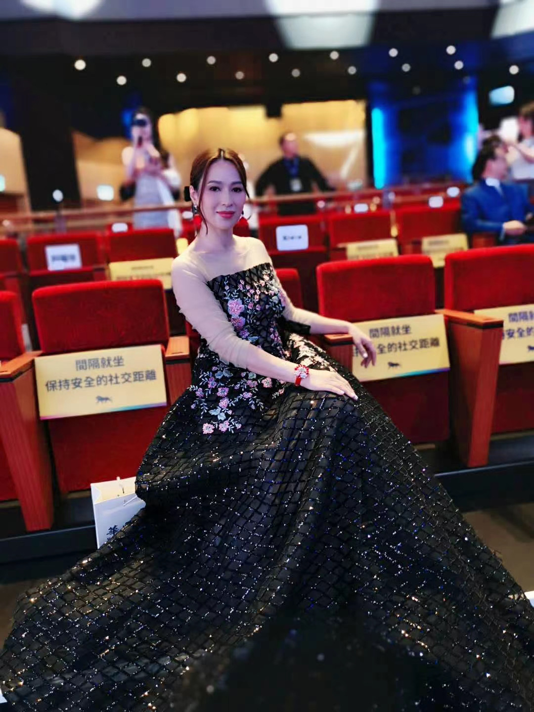 慈造姐姐盛装亮相华鼎奖李彩桦梁琤环姐于易洲担任颁奖嘉宾