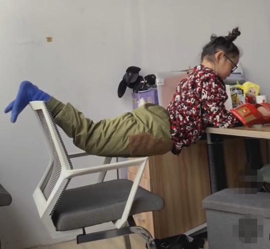 小学生写作业的千奇百怪姿势,小学生正常写作业姿势