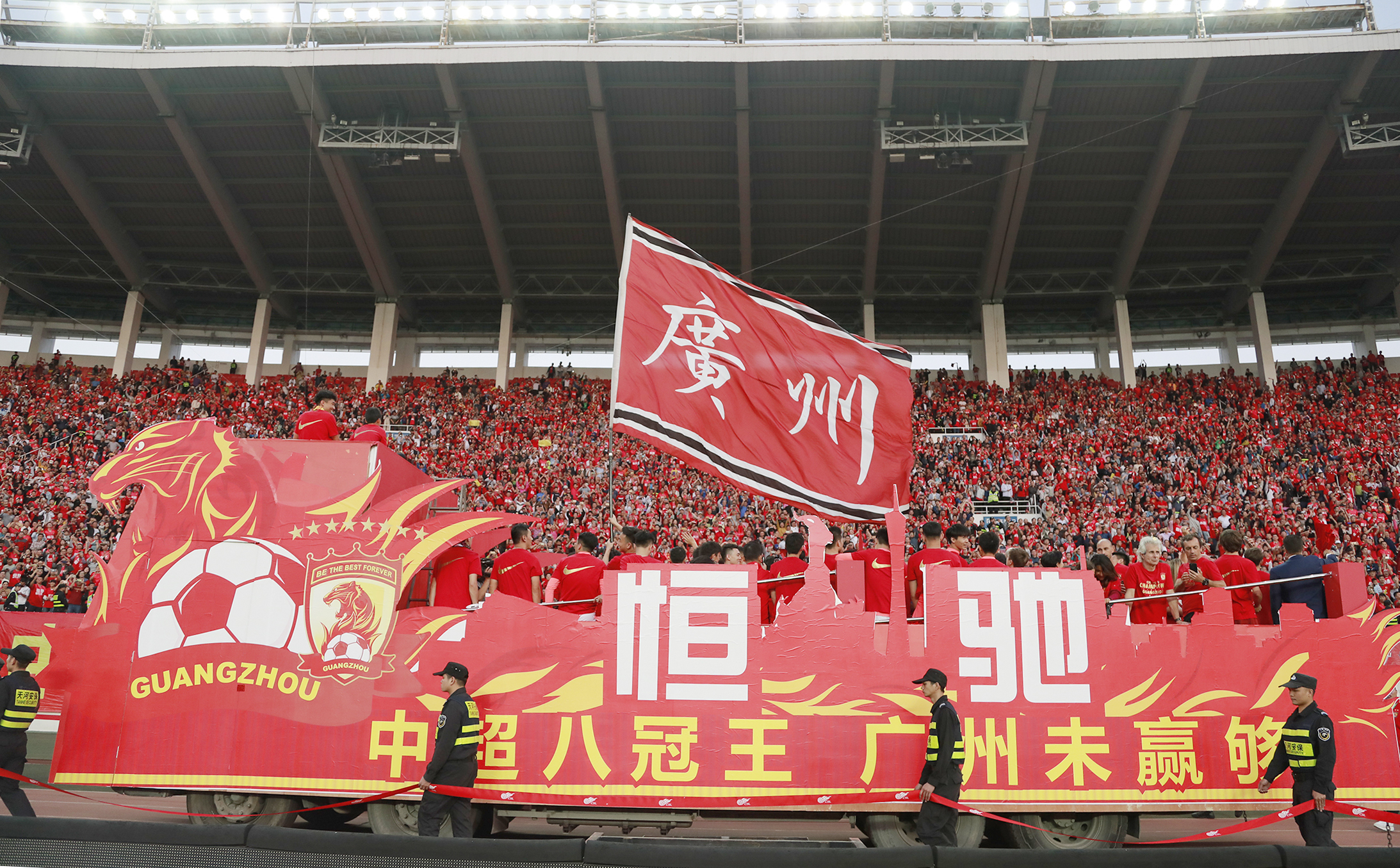 豪夺八冠王演绎王者光荣足校小将亮相庆典代表“未来”