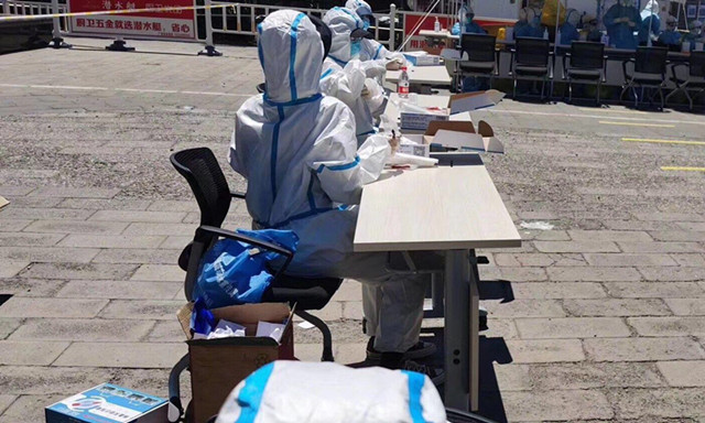 穿防护服的女护士中暑满脸都是汗,穿防护服的女护士中暑吸氧