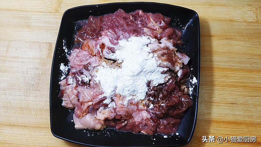 小炒鸡杂正宗做法视频,湖南正宗家常小炒酸辣鸡杂做法