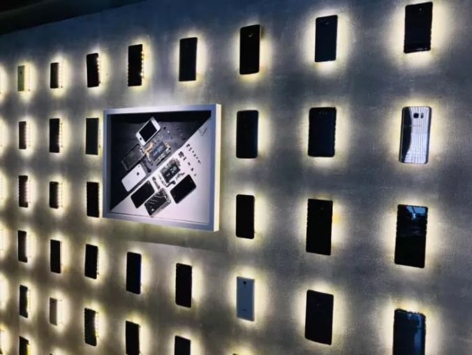 王自如使用手机,王自如早期视频