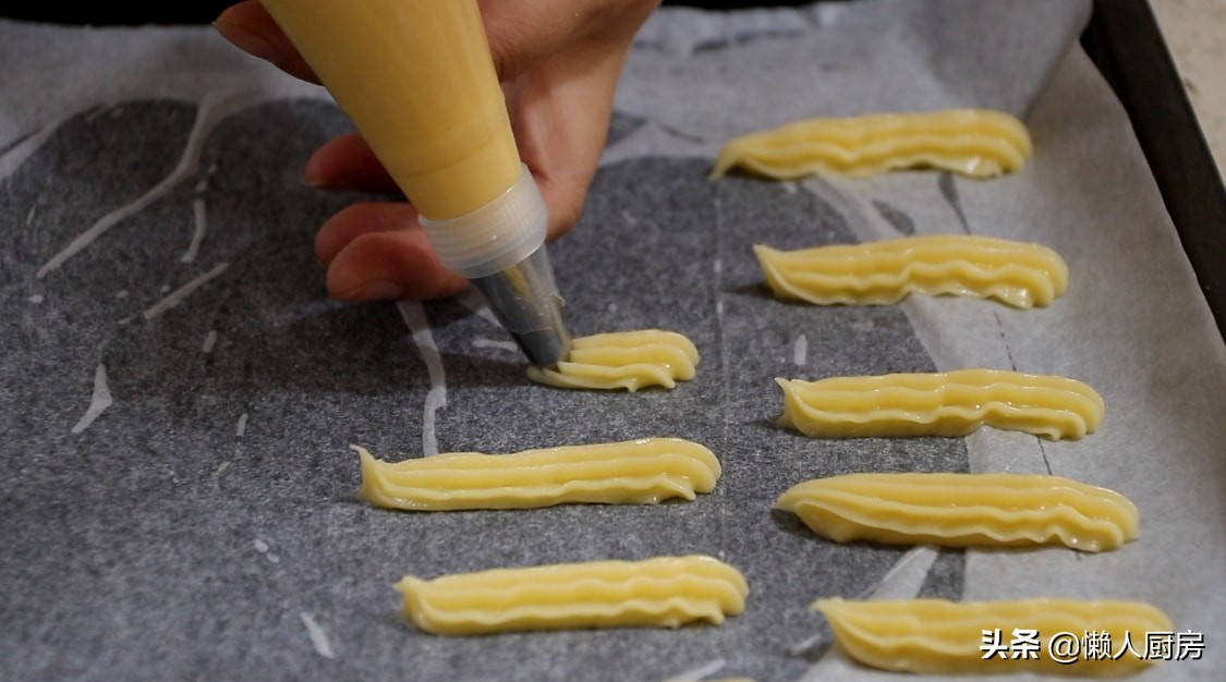 不用和面就可以吃到酥脆的小油条,外国人吃中国的油条配豆浆