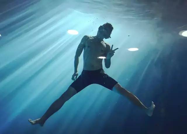 李现200斤未p照片曝光：你以为的腹肌男神，其实是自律狂魔