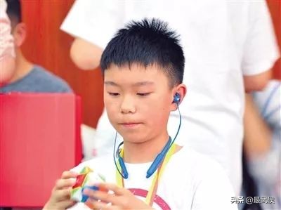 0.89秒复原魔方！12岁武侯娃亮相央视，挑战魔方速拧职业高手