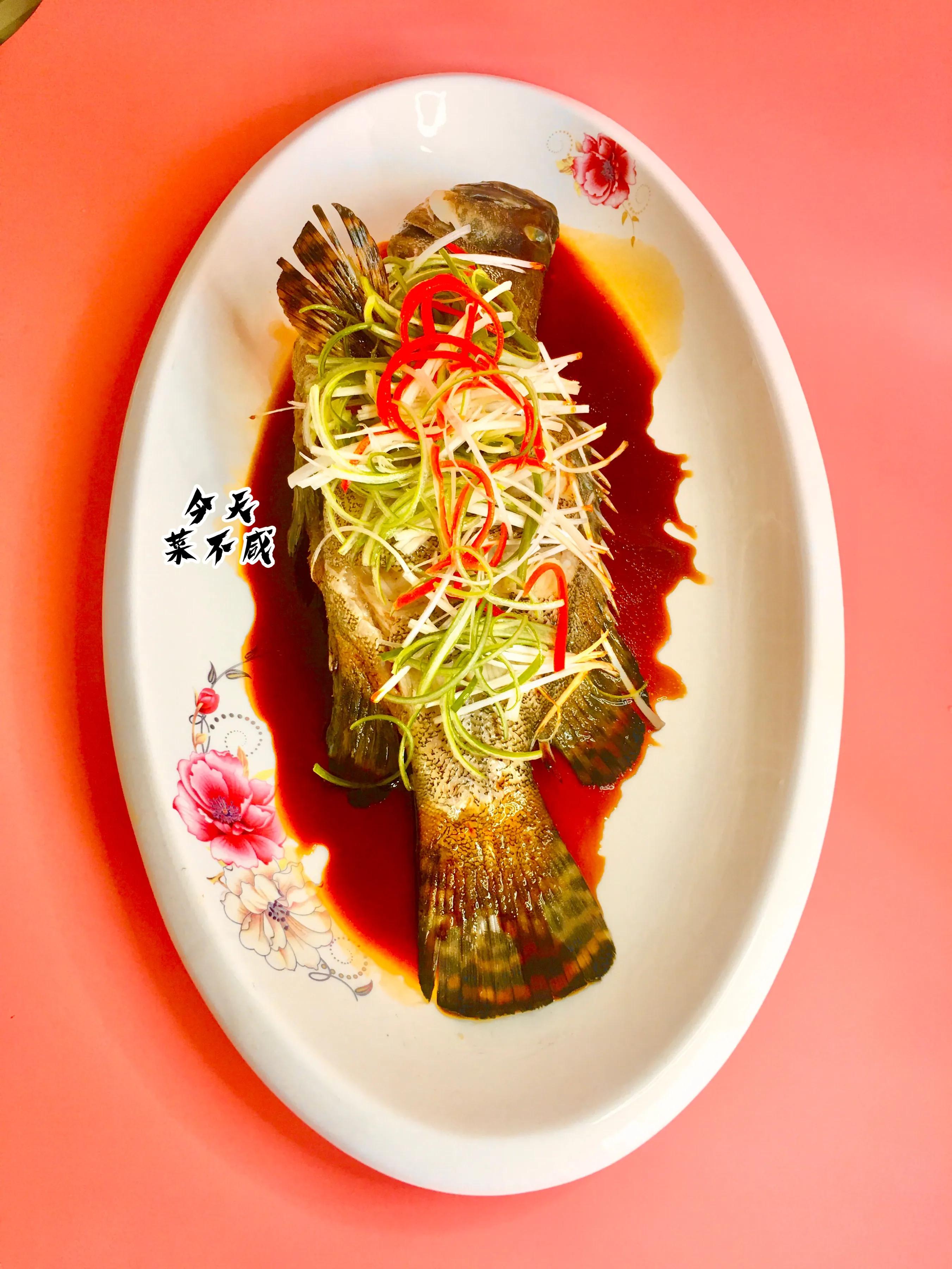 石斑鱼先倒蒸鱼豉油还是先泼油,清蒸鱼石斑鱼放什么调料