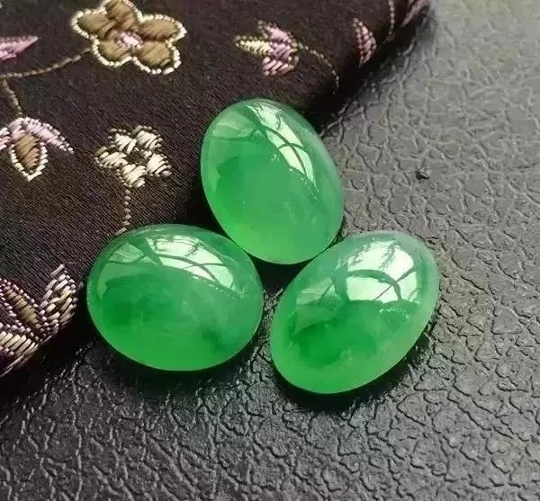 龙石种翡翠就是玻璃种吗,龙石种翡翠与帝王绿翡翠哪种贵