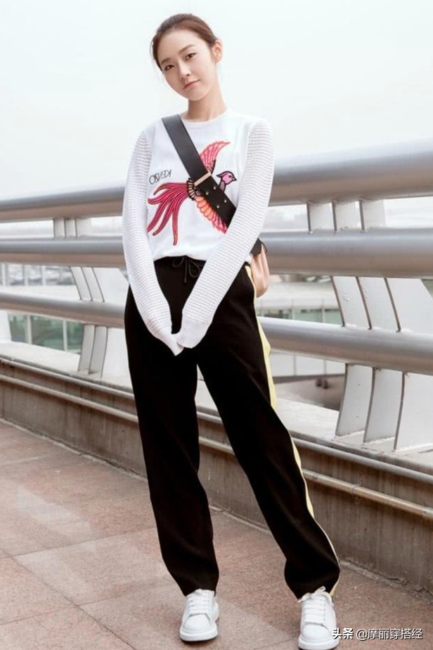 小白鞋不够靓？这4款裤子来加盟，打造“最强”的时尚阵容