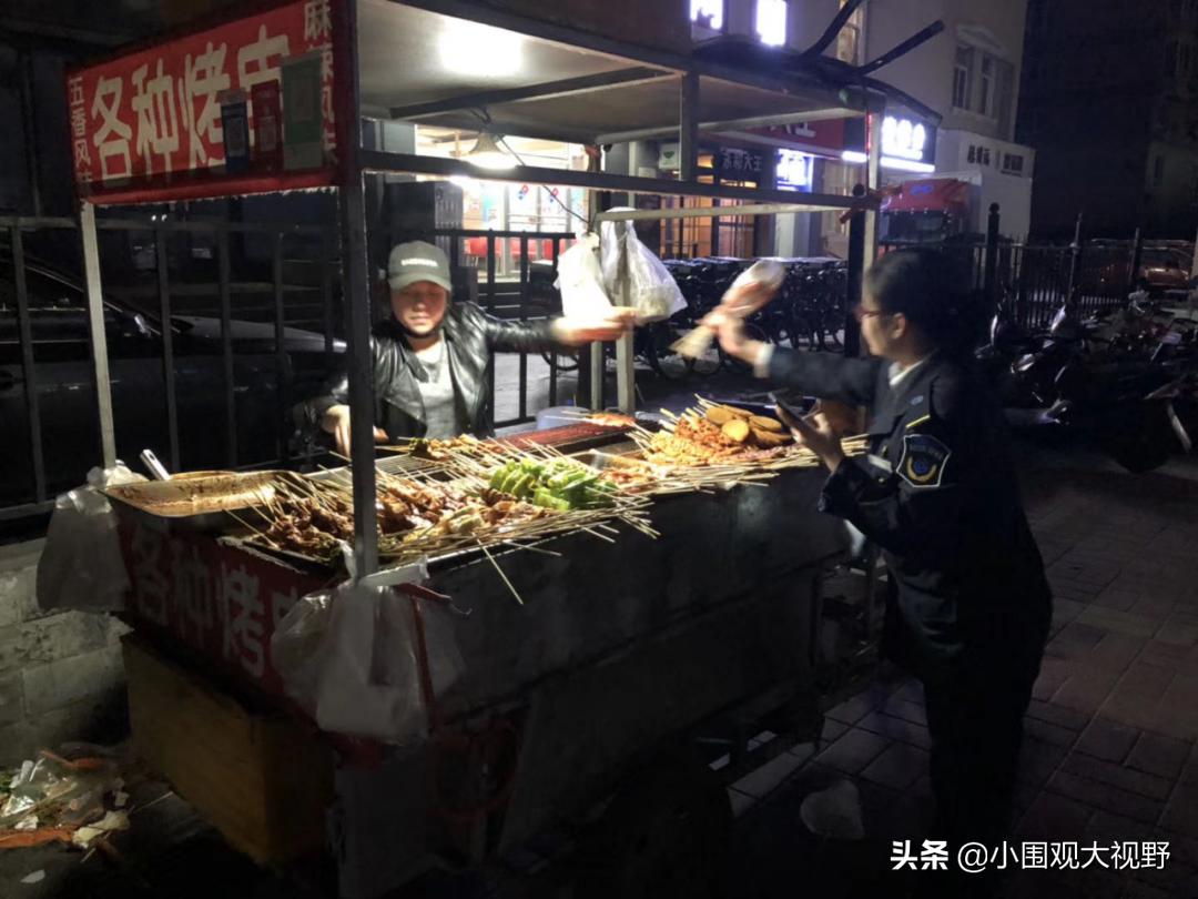 凌晨三点就开始摆摊,大部分人的晚上还在摆摊