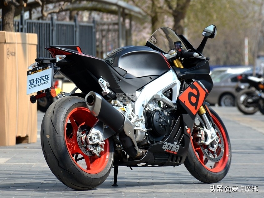 小姐姐骑着粉红色的仿赛摩托车,仿赛摩托车低座推荐