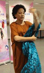 带衣领秋天丝巾的系法大全,秋天丝巾防寒各种围法