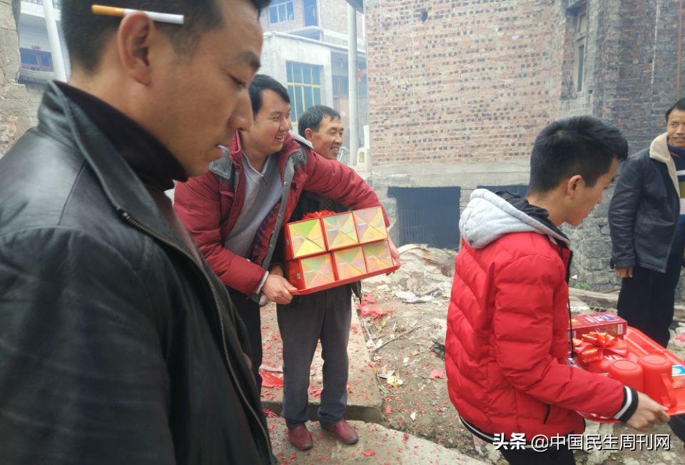 139999加“三金”，农村攀比式的婚礼，让很多未婚小伙谈婚色变