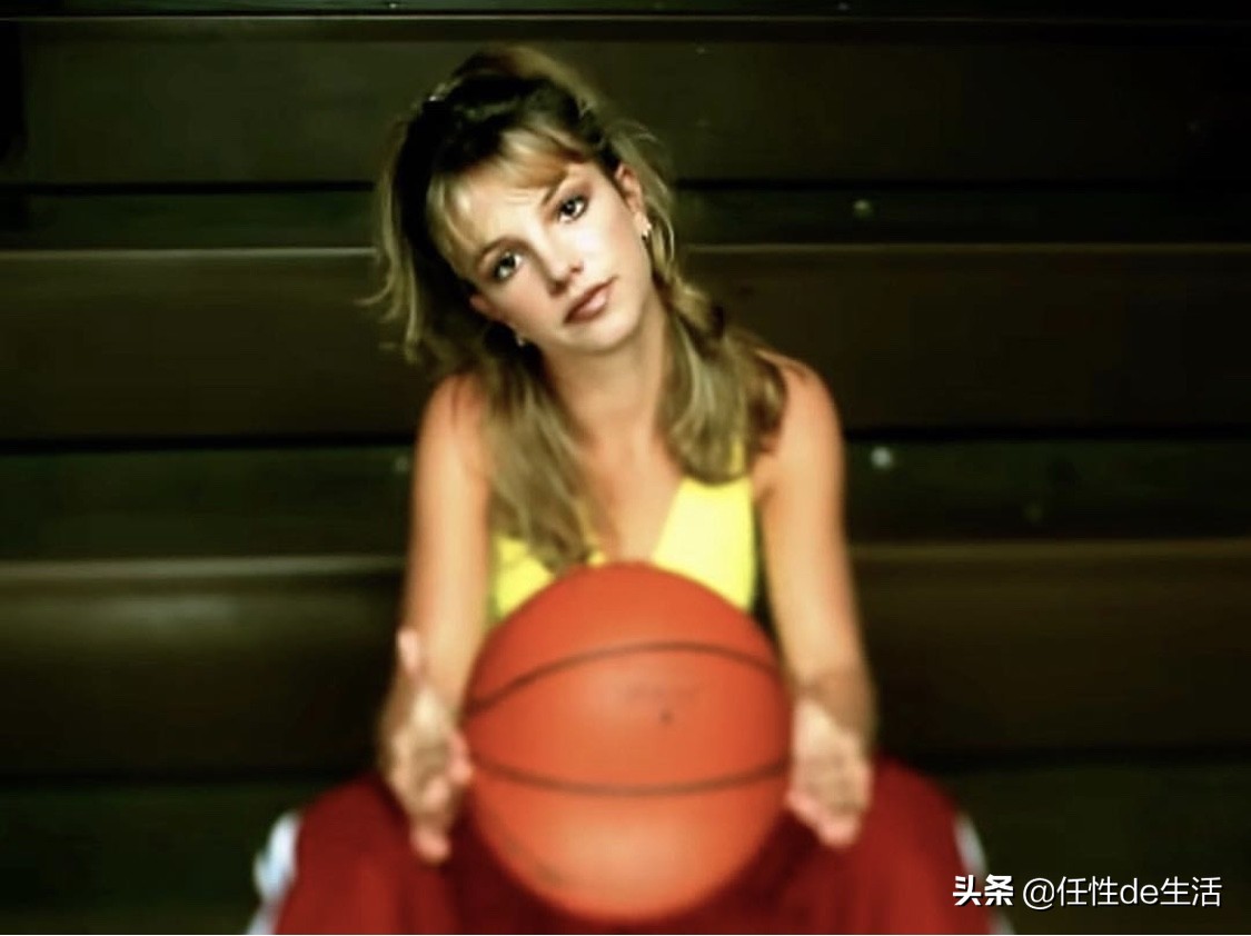 安妮海瑟薇和布兰妮,昔日小甜甜变身牛夫人