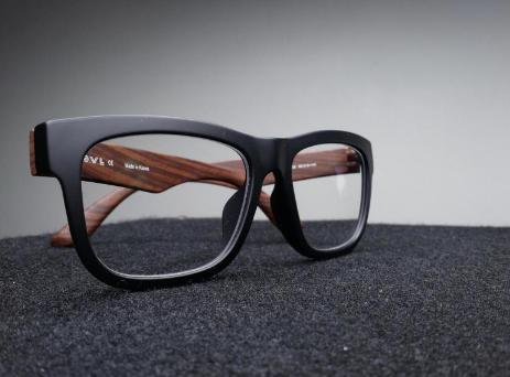 是先涂眼霜还是先涂眼部精华,眼霜和眼部精华的区别是什么