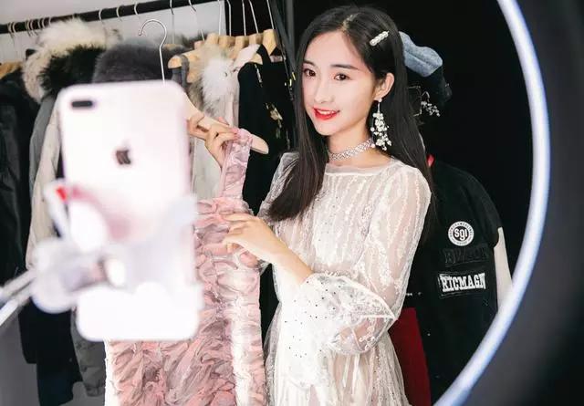 服装店倒闭老板哭了,服装倒闭清仓直播