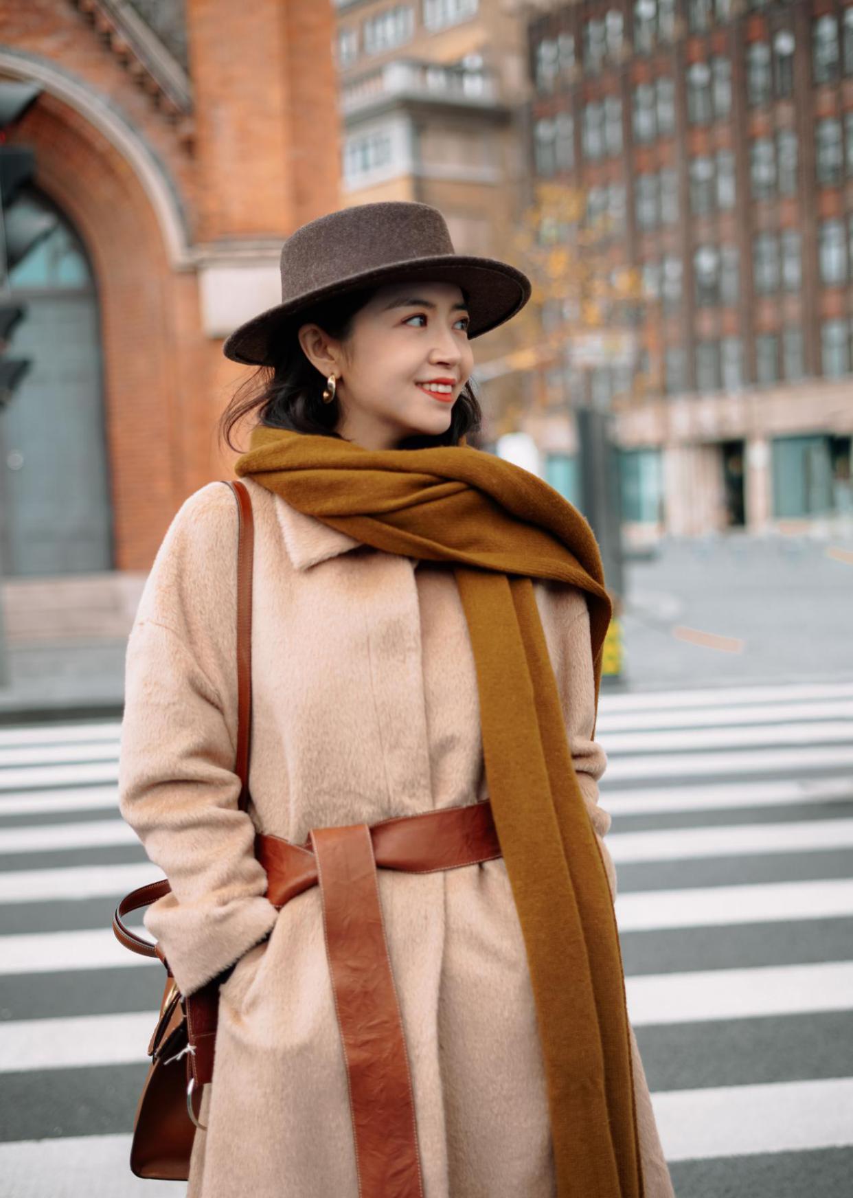 秋冬如何搭配帽子围巾好看,冬天围巾帽子与羽绒服的搭配