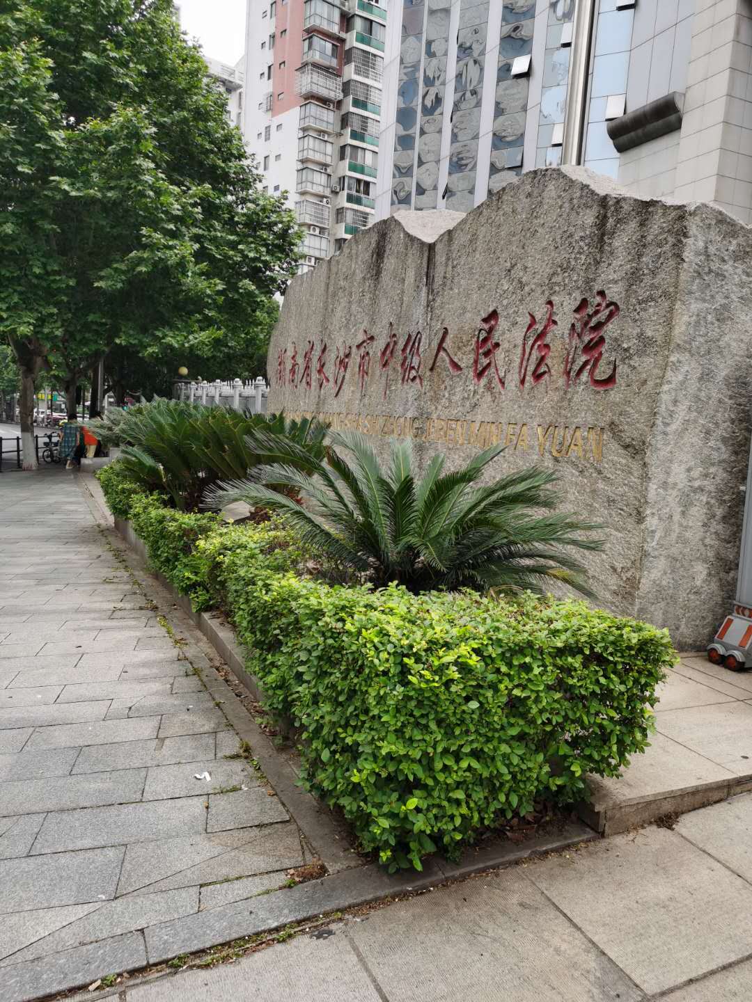 女生醉酒呕吐，男子拿毛巾帮其擦拭发生*慰自**，因强奸被判5年，法医专家出庭作证：若非宾馆捉奸就不会有此案