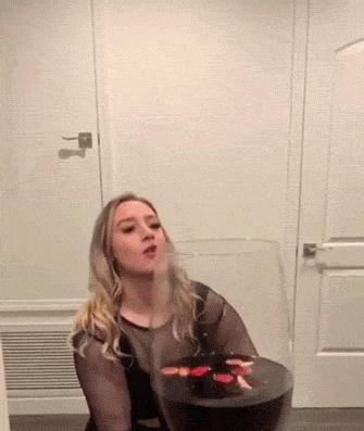 搞笑gif段子不由自主的咽了下口水,搞笑gif吃饭要优雅我真的做到了